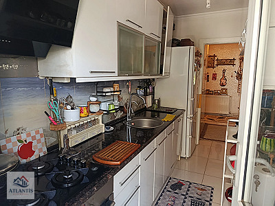KARŞIYAKA YALI'DA MÜKEMMEL KONUMDA, BAKIMLI ÇİFT CEPHE 2+1 DAİRE